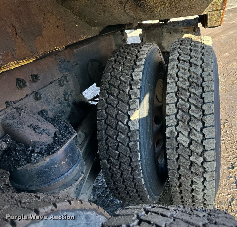 image for item DO3175 2002 Kenworth  T800 dump truck