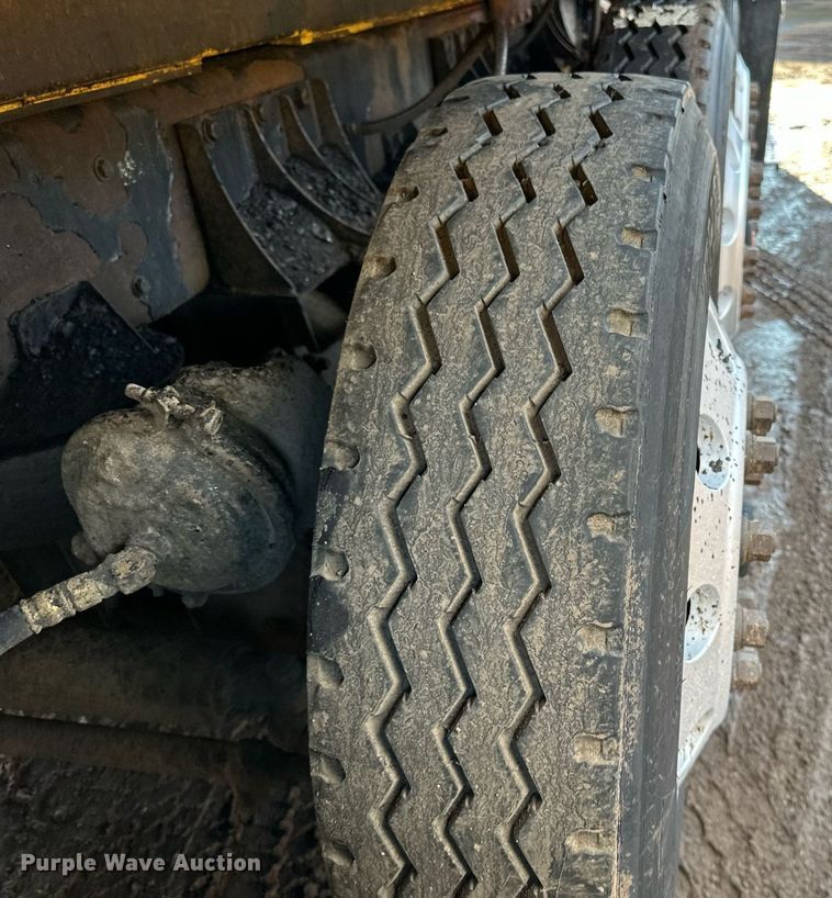 image for item DO3175 2002 Kenworth  T800 dump truck