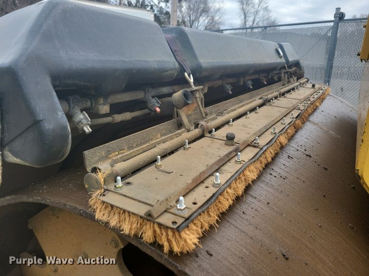 image for item DO3177 1998 Caterpillar CB-634C double drum vibratory roller