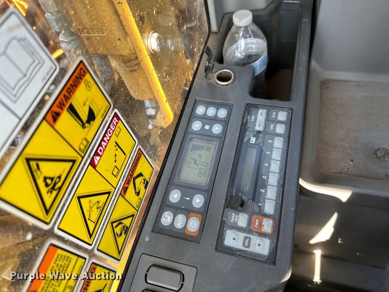 image for item DO3182 2015 Caterpillar 323FL excavator