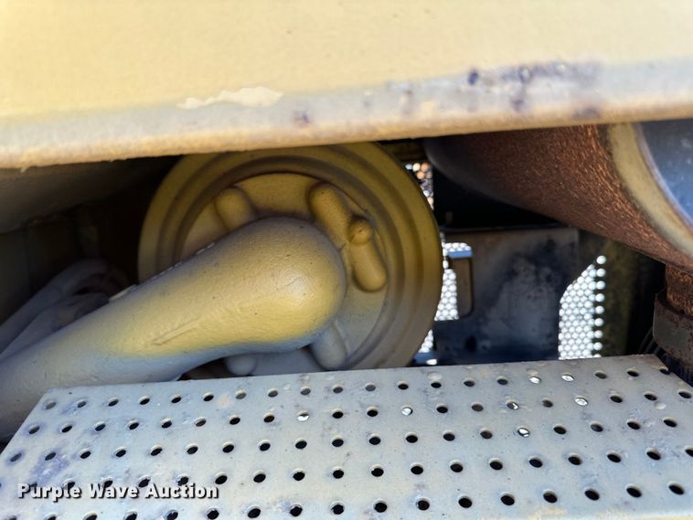 image for item DO3183 1993 Caterpillar D4H dozer