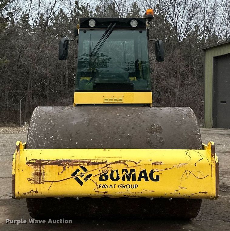 image for item DO3185 2014 Bomag BW 211D-40 single drum vibratory roller