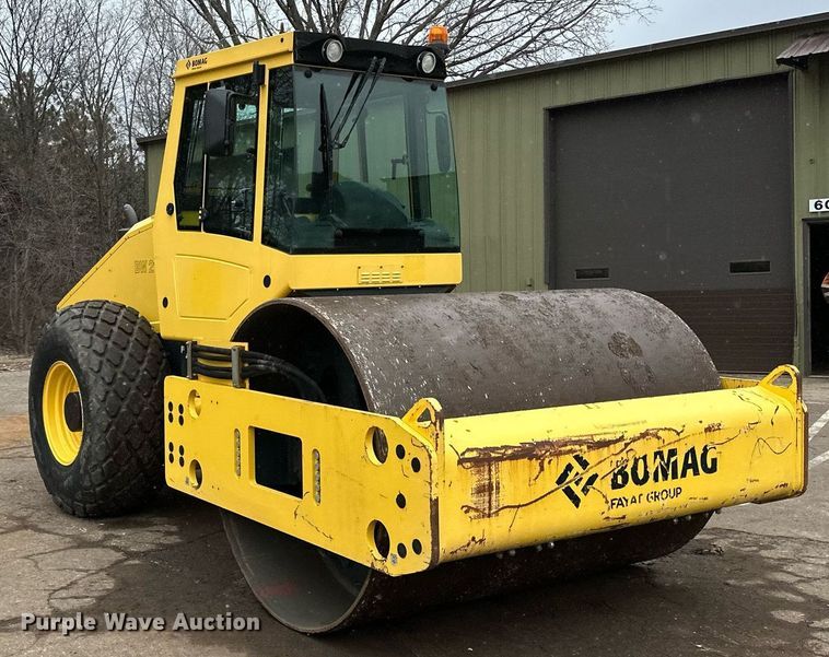 image for item DO3185 2014 Bomag BW 211D-40 single drum vibratory roller