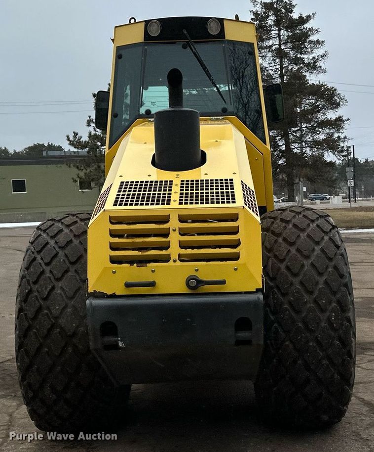 image for item DO3185 2014 Bomag BW 211D-40 single drum vibratory roller