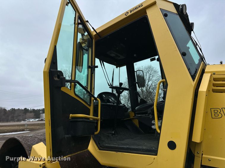 image for item DO3185 2014 Bomag BW 211D-40 single drum vibratory roller