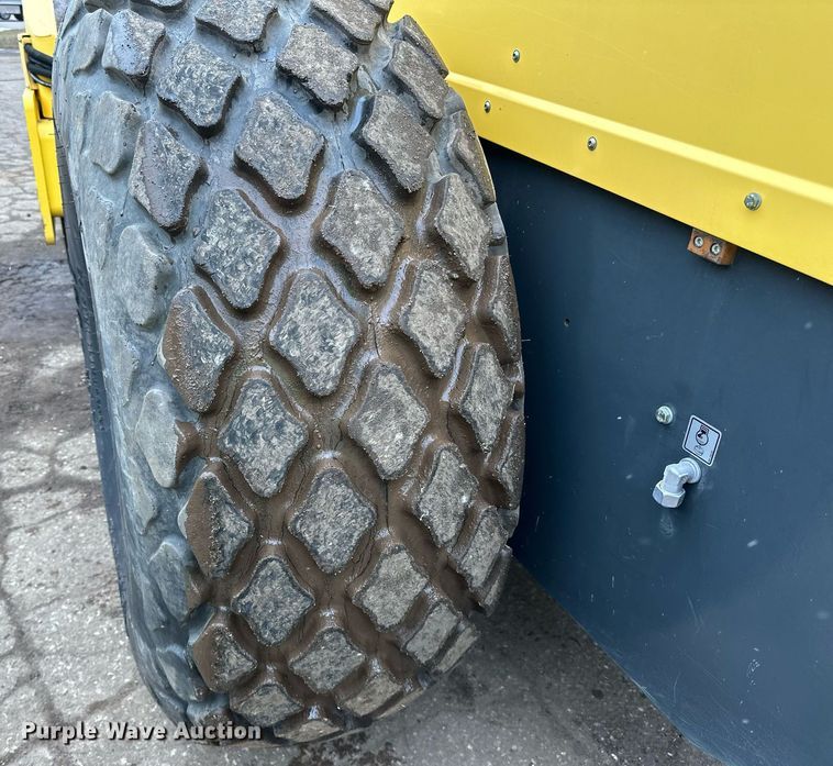 image for item DO3185 2014 Bomag BW 211D-40 single drum vibratory roller