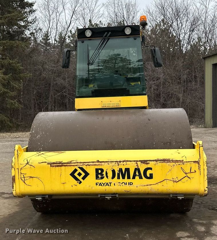 image for item DO3186 2014 Bomag BW211D-40 single drum roller