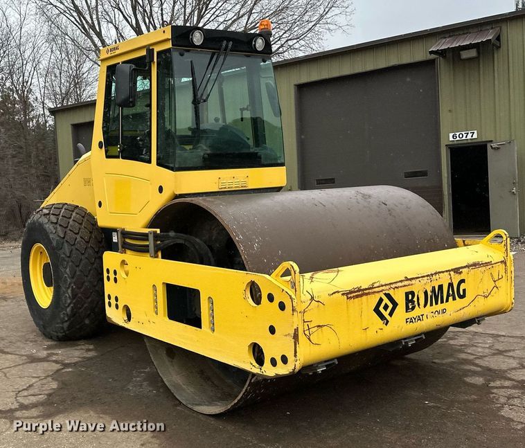 image for item DO3186 2014 Bomag BW211D-40 single drum roller