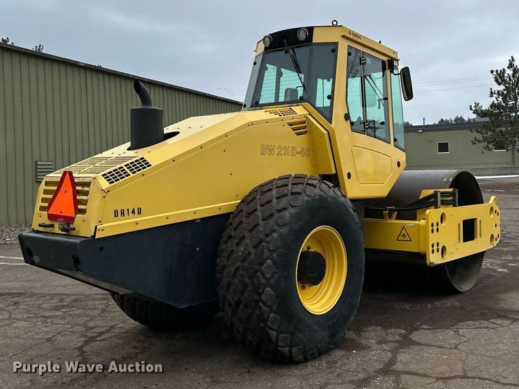 image for item DO3186 2014 Bomag BW211D-40 single drum roller