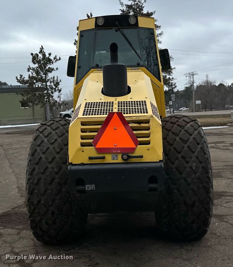image for item DO3186 2014 Bomag BW211D-40 single drum roller