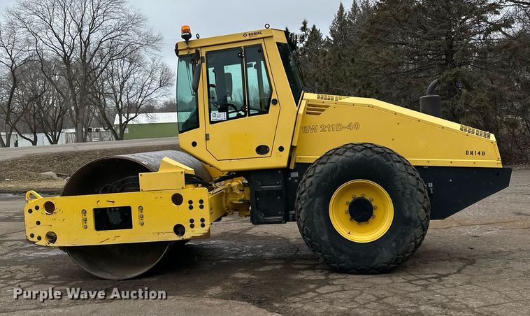 image for item DO3186 2014 Bomag BW211D-40 single drum roller