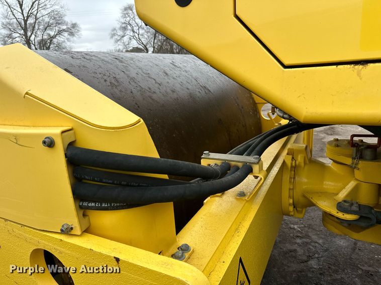 image for item DO3186 2014 Bomag BW211D-40 single drum roller