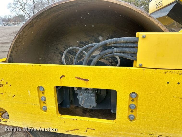 image for item DO3186 2014 Bomag BW211D-40 single drum roller