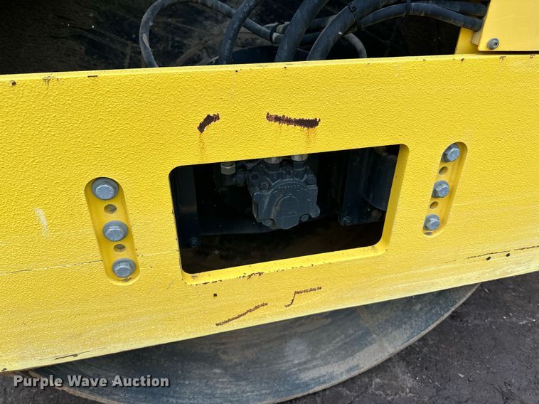 image for item DO3186 2014 Bomag BW211D-40 single drum roller