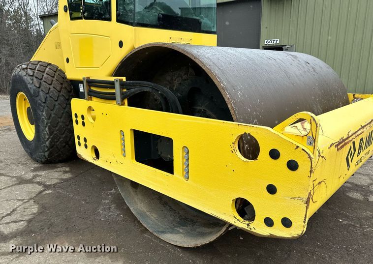 image for item DO3186 2014 Bomag BW211D-40 single drum roller