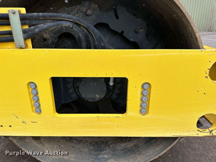 image for item DO3186 2014 Bomag BW211D-40 single drum roller