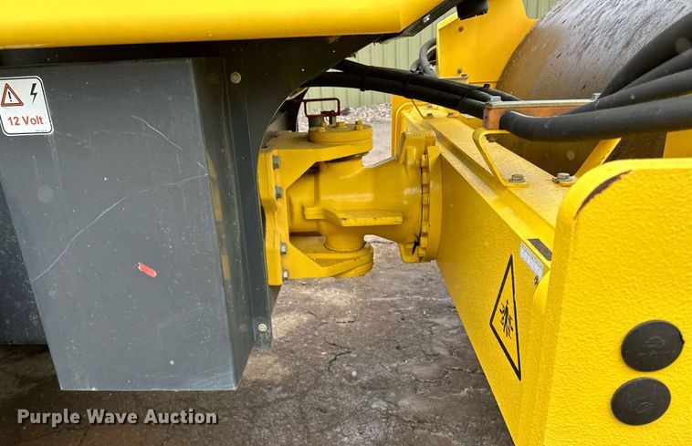 image for item DO3186 2014 Bomag BW211D-40 single drum roller