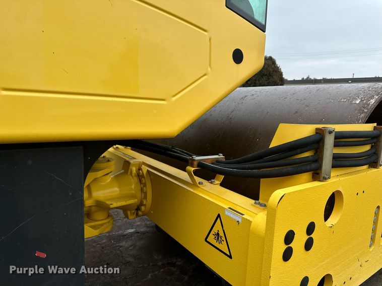 image for item DO3186 2014 Bomag BW211D-40 single drum roller