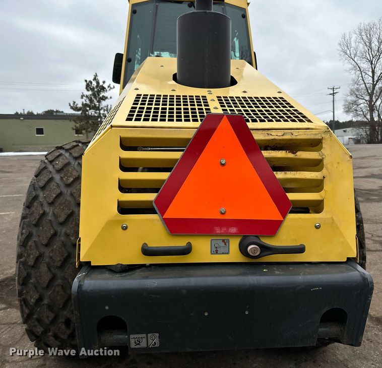 image for item DO3186 2014 Bomag BW211D-40 single drum roller