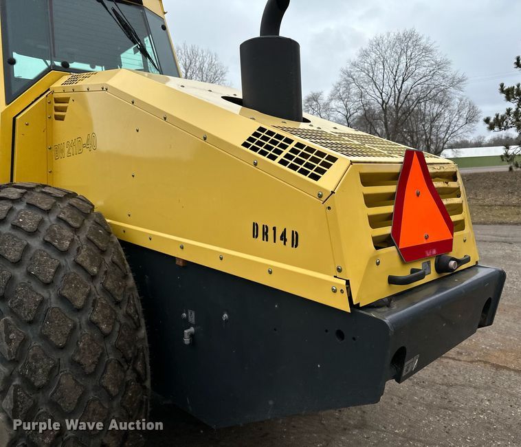 image for item DO3186 2014 Bomag BW211D-40 single drum roller