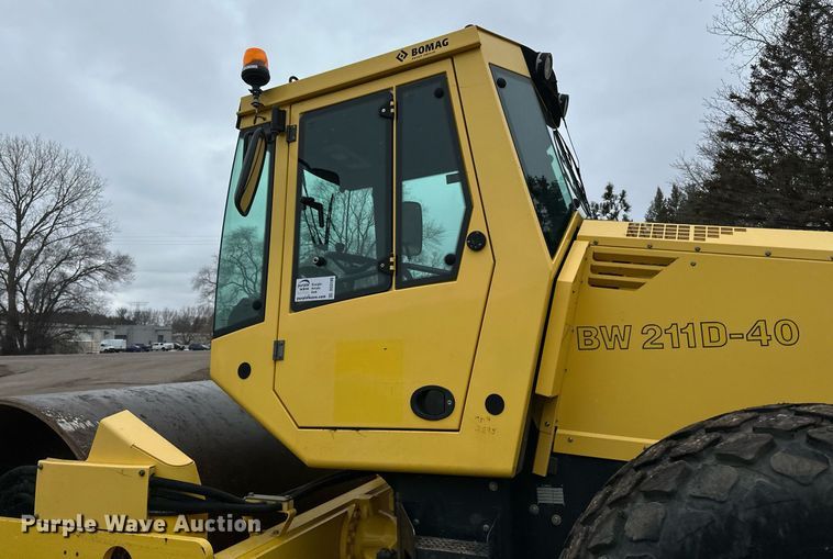 image for item DO3186 2014 Bomag BW211D-40 single drum roller