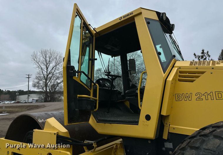 image for item DO3186 2014 Bomag BW211D-40 single drum roller
