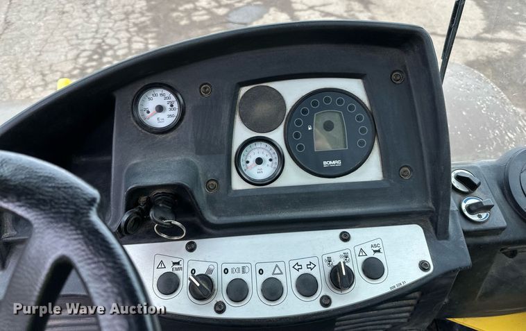 image for item DO3186 2014 Bomag BW211D-40 single drum roller