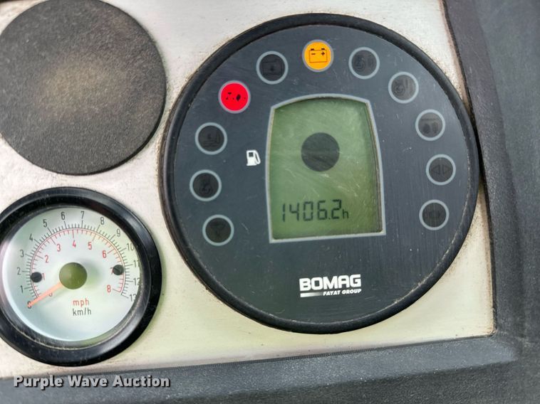 image for item DO3186 2014 Bomag BW211D-40 single drum roller