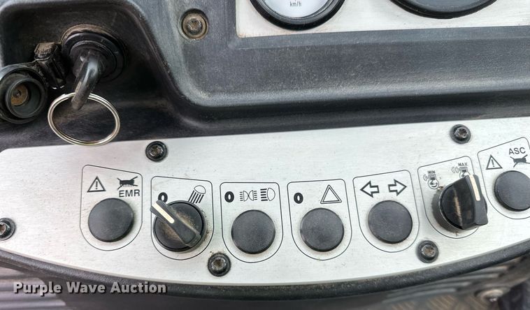 image for item DO3186 2014 Bomag BW211D-40 single drum roller