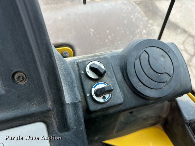 image for item DO3186 2014 Bomag BW211D-40 single drum roller