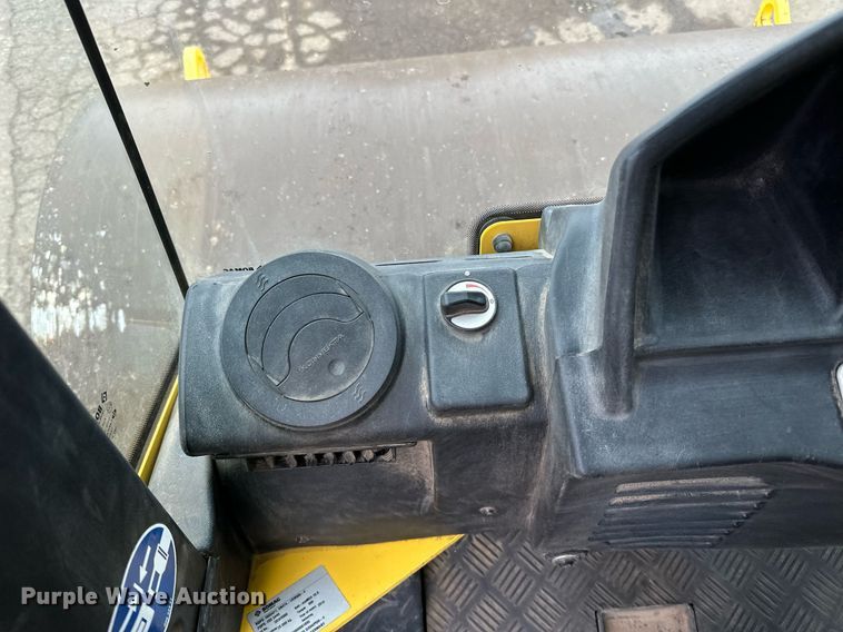 image for item DO3186 2014 Bomag BW211D-40 single drum roller