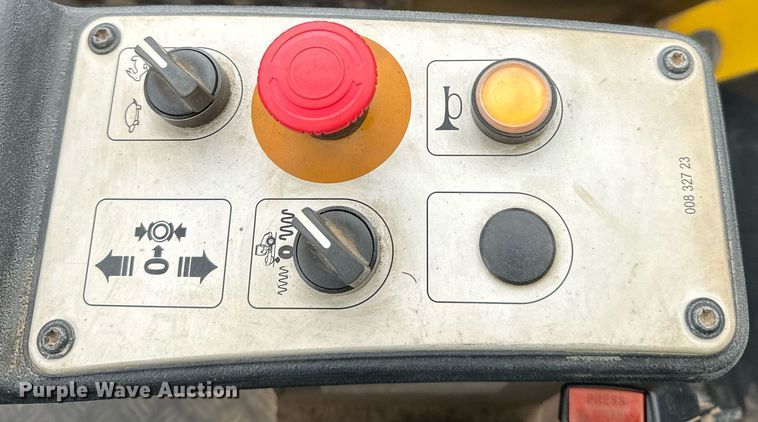 image for item DO3186 2014 Bomag BW211D-40 single drum roller