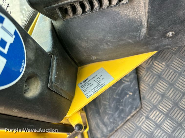 image for item DO3186 2014 Bomag BW211D-40 single drum roller