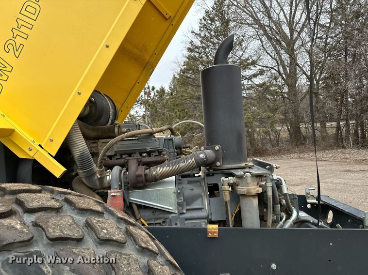 image for item DO3186 2014 Bomag BW211D-40 single drum roller