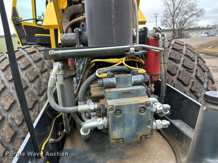 image for item DO3186 2014 Bomag BW211D-40 single drum roller