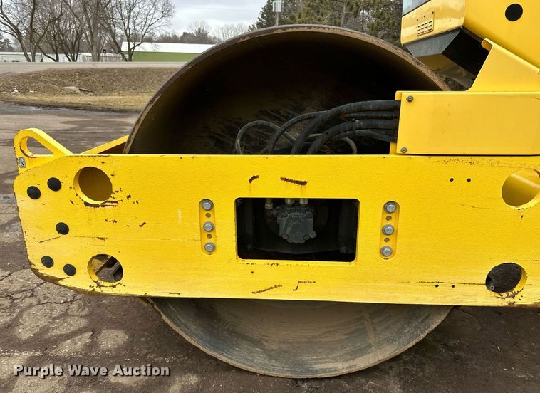 image for item DO3186 2014 Bomag BW211D-40 single drum roller