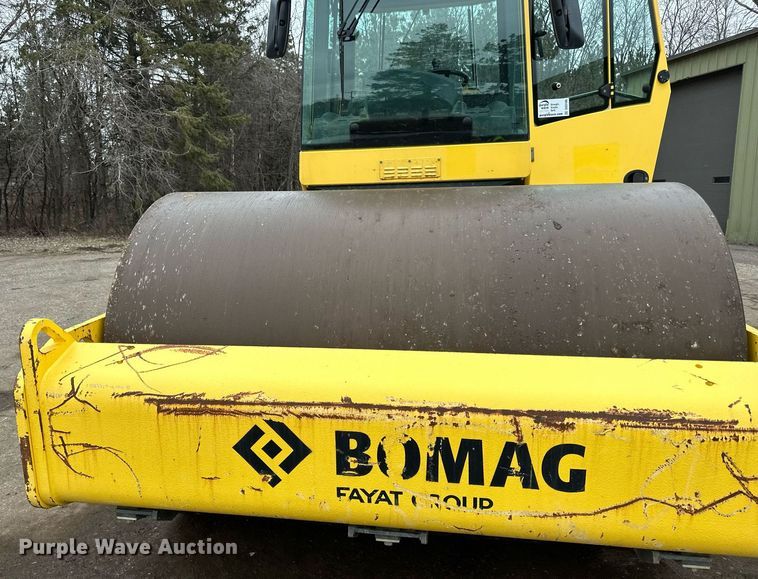 image for item DO3186 2014 Bomag BW211D-40 single drum roller