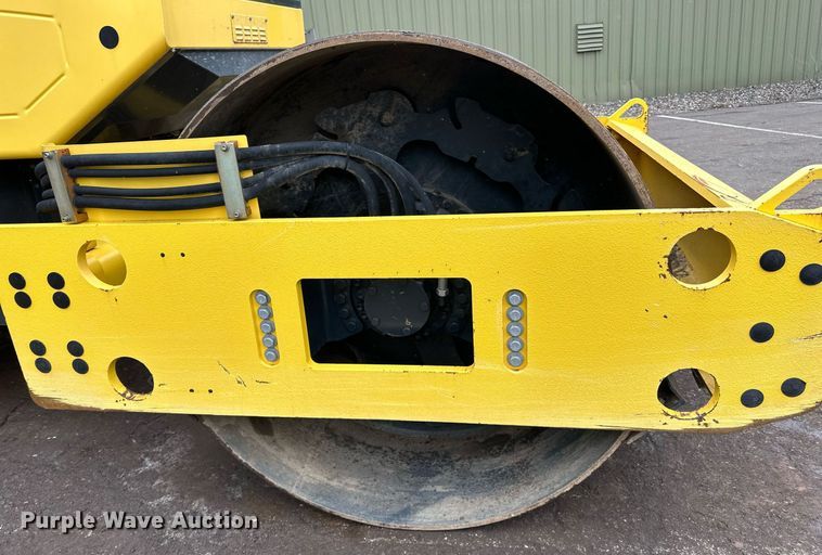 image for item DO3186 2014 Bomag BW211D-40 single drum roller
