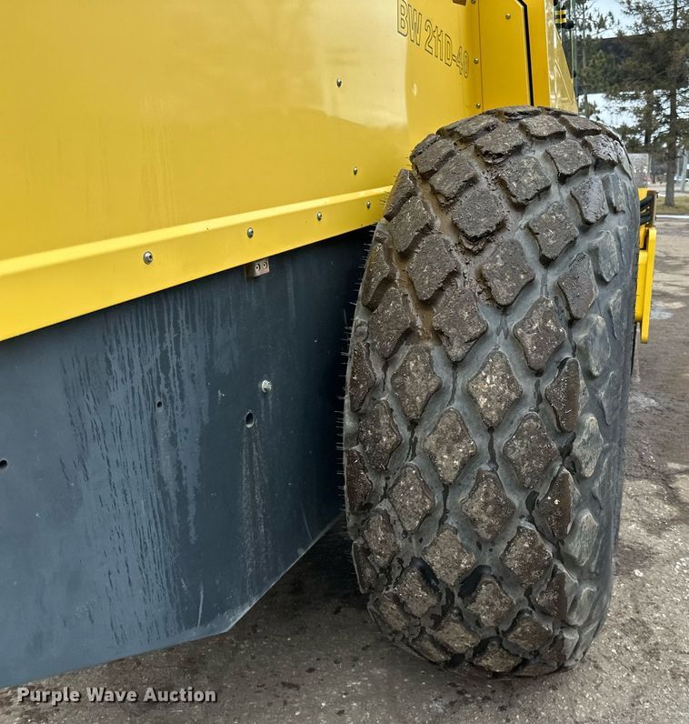 image for item DO3186 2014 Bomag BW211D-40 single drum roller