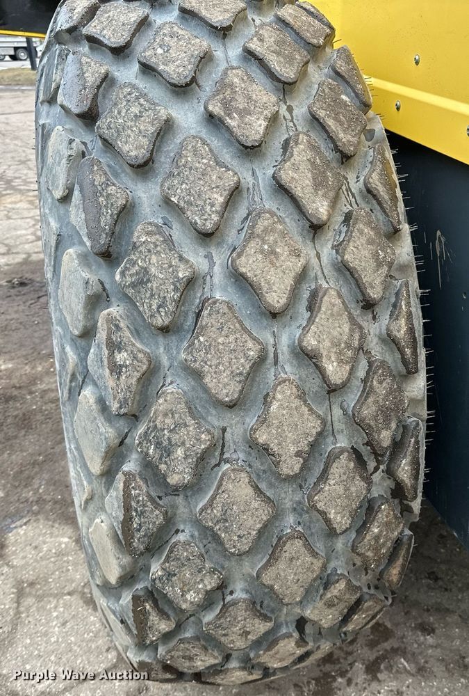 image for item DO3186 2014 Bomag BW211D-40 single drum roller
