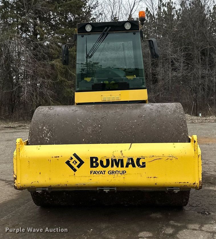 image for item DO3187 2014 Bomag BW 211D-40 single drum vibratory roller