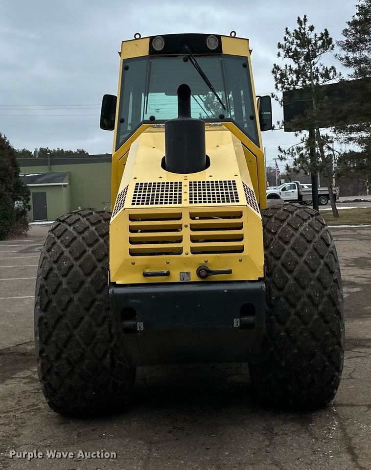 image for item DO3187 2014 Bomag BW 211D-40 single drum vibratory roller