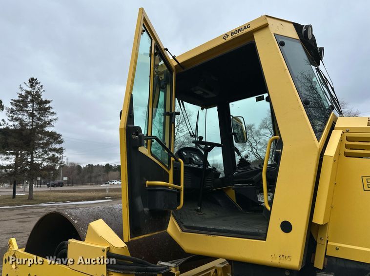 image for item DO3187 2014 Bomag BW 211D-40 single drum vibratory roller