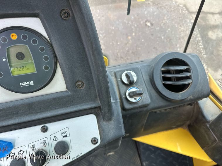 image for item DO3187 2014 Bomag BW 211D-40 single drum vibratory roller