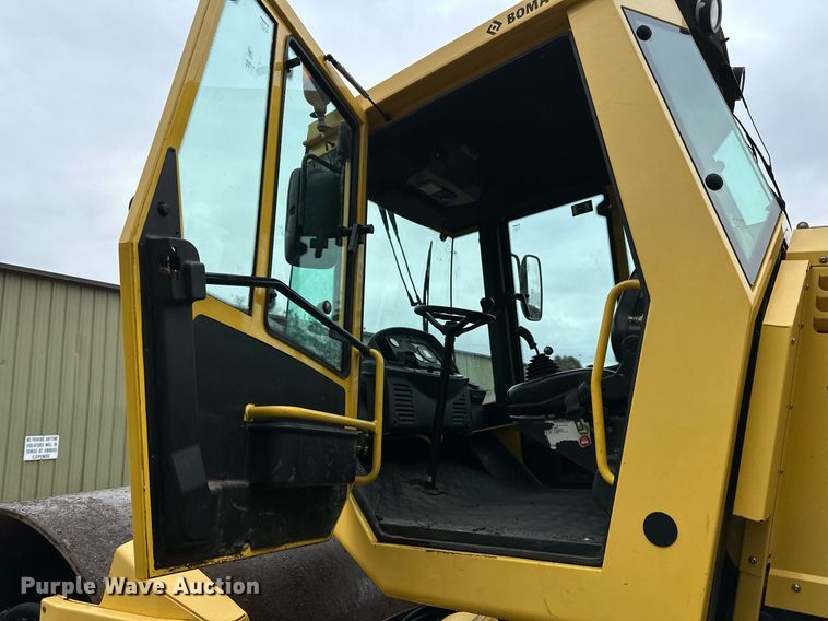 image for item DO3188 2014 Bomag BW 211D-40 single drum vibratory roller