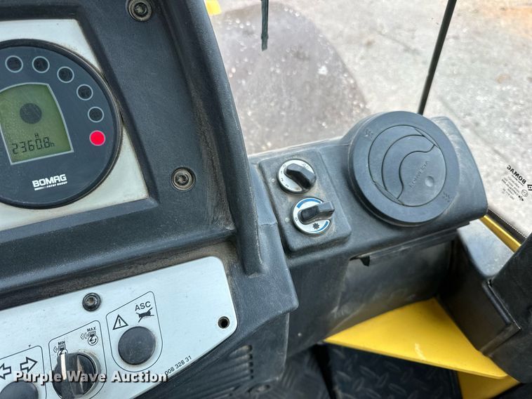 image for item DO3188 2014 Bomag BW 211D-40 single drum vibratory roller