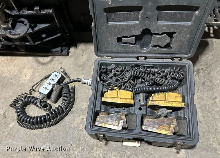 image for item DO3192 2014 Bomag  CR362 paver