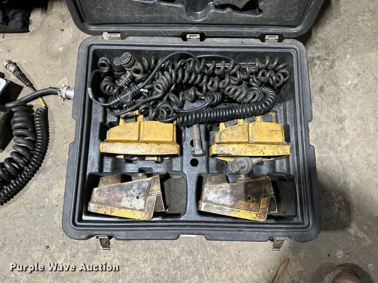 image for item DO3192 2014 Bomag  CR362 paver