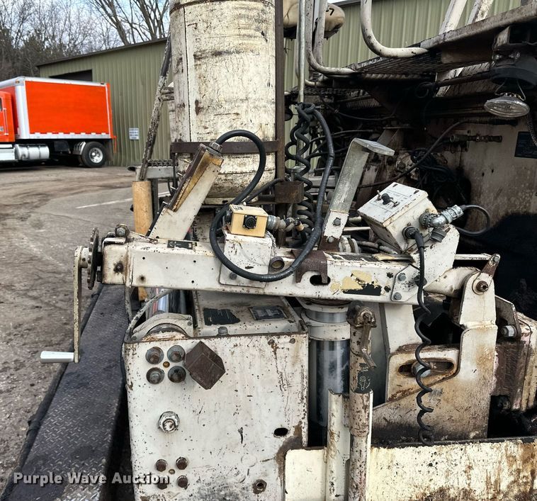 image for item DO3194 1996 Cedarapids  CR461 paver