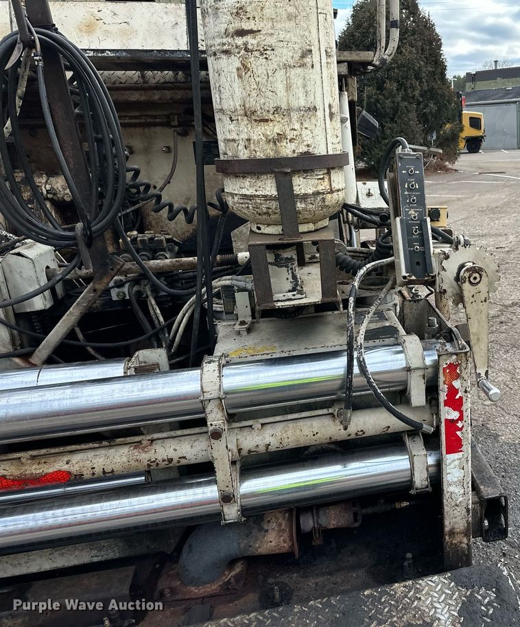 image for item DO3194 1996 Cedarapids  CR461 paver